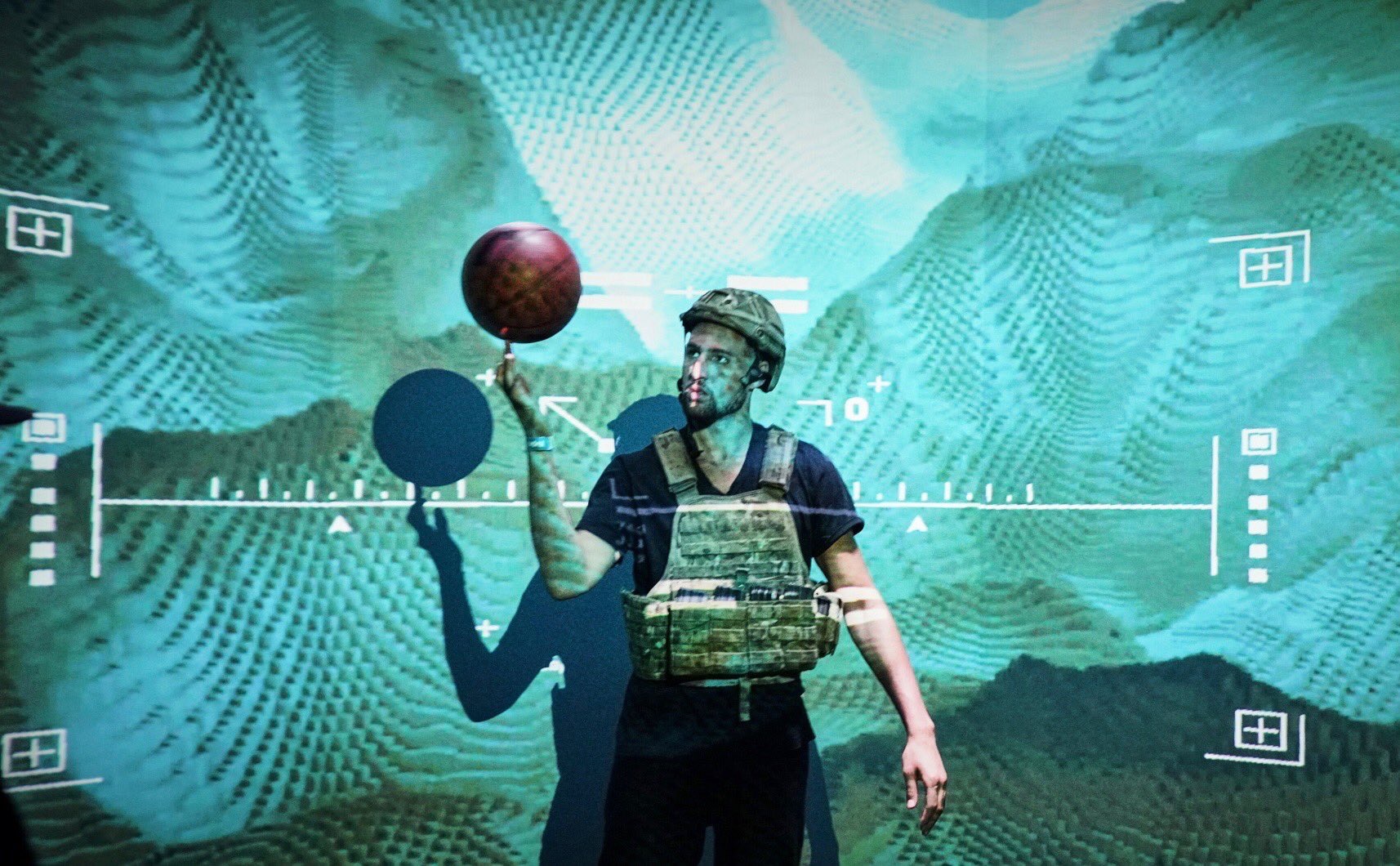 汤普森和库兹马昨日出席《使命召唤》游戏发布仪式