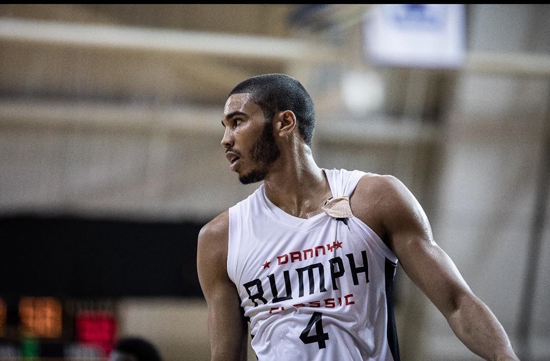 休赛季也不能放假！塔特姆晒出今日在球场比赛照片