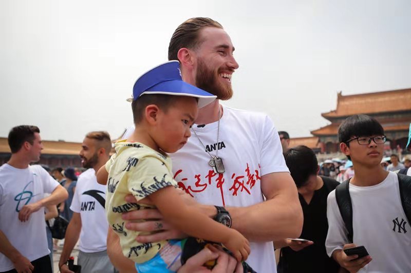 有爱！海沃德夫妇中国行期间与路人宝宝互动并合影