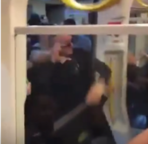 要冷静啊！警方已介入调查曼城利物浦球迷地铁斗殴事件