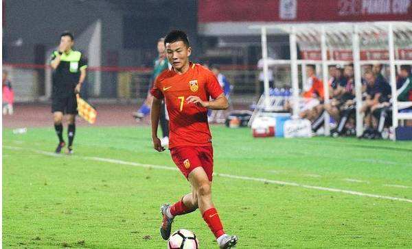 朱艺:朱辰杰并不是
国足候选年齿最小的,陶强龙也被相中