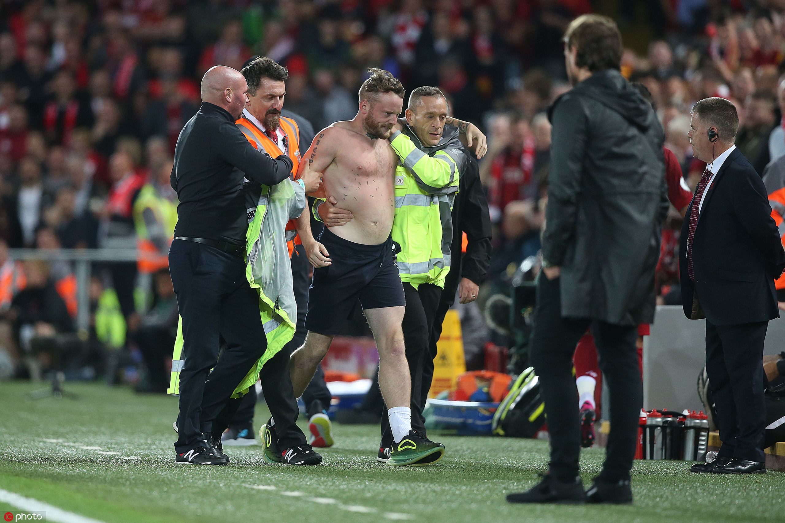 新赛季<a href=https://www.310bf.com/tags-%E8%8B%B1%E8%B6%85-0.html target=_blank class=infotextkey>英超</a>首场揭幕战，不速之客进场裸奔