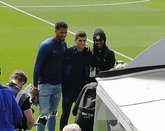 一图流：鹈鹕后卫哈特观战蓝军，与“美队”普利西奇合影