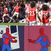 解说员噩梦来了！路易斯贡亲王一块出场，谁的发型更蓬？