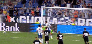 GIF：武磊传中制造点球，格拉内罗主罚被扑