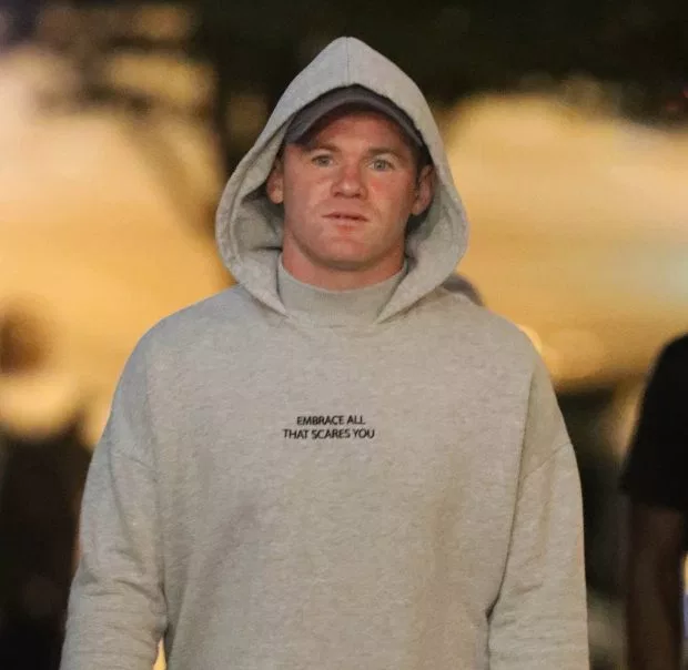 太阳报：鲁尼深夜与队友逛夜店，先后与3名女子举止亲昵