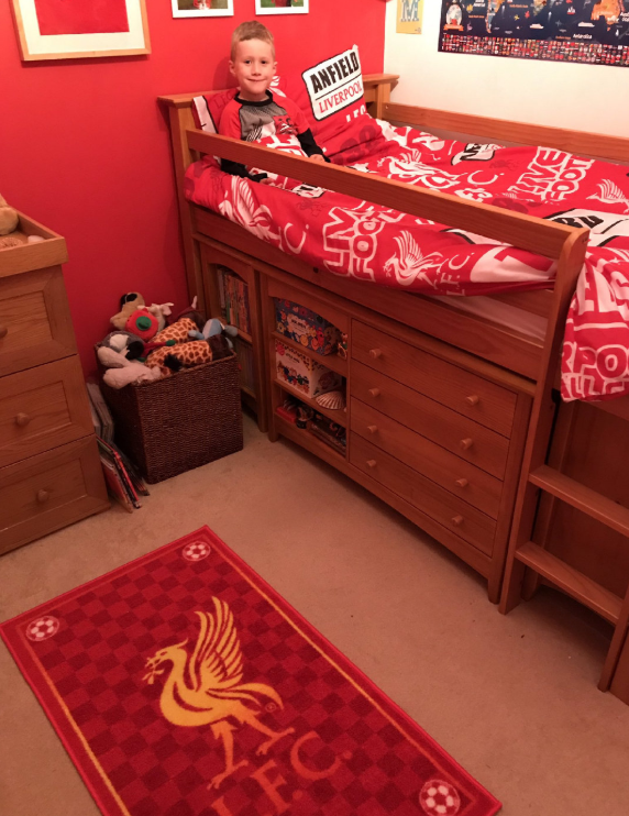 梦想成真！小男孩6岁生日收到了利物浦元素卧室大礼