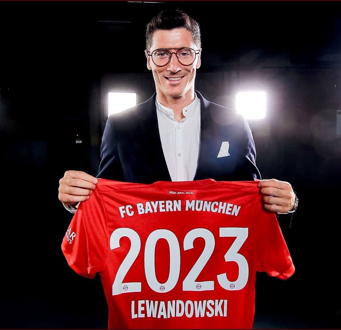 莱万和拜仁续约至2023年,手举球衣拍写真