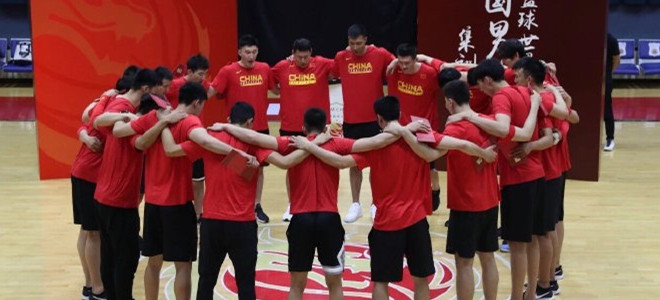 可兰白克晒男篮合照:中国队加油