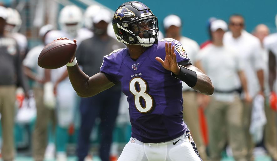巴尔的摩乌鸦四分卫拉马尔-杰克逊(lamar jackson)在战胜迈阿密海豚的
