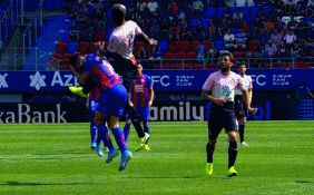 GIF：这球规了，纳尔多两黄变一红被罚下