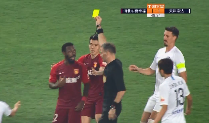 GIF:郭皓犯规在先费尔南多报复推倒,两人双双染黄