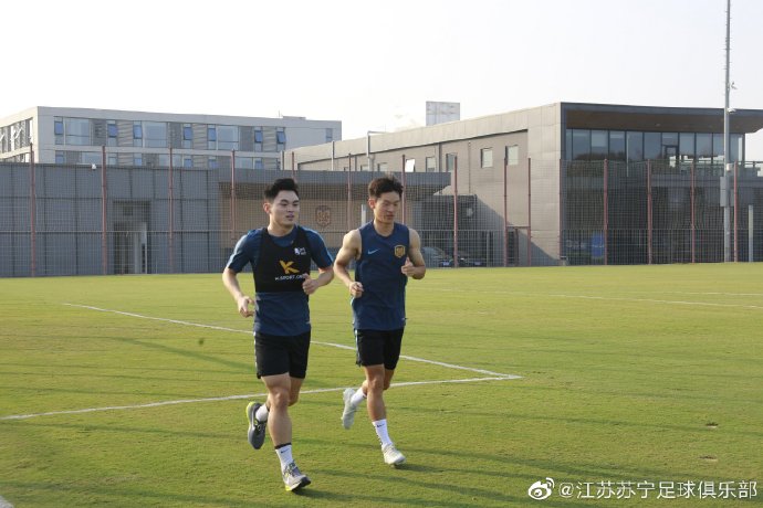 记者:黄紫昌伤病已基础康复
,休赛期频仍举行加练