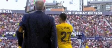 GIF:疑似受伤,苏亚雷斯被佩雷斯换下