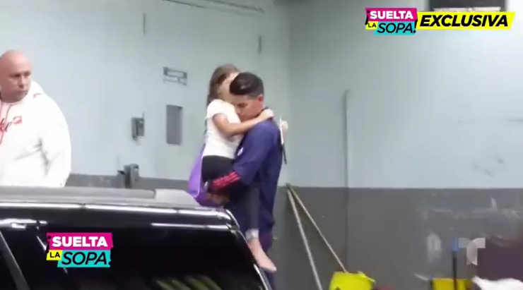 哈梅斯检查伤病后抱着女儿出院，前妻随行陪伴