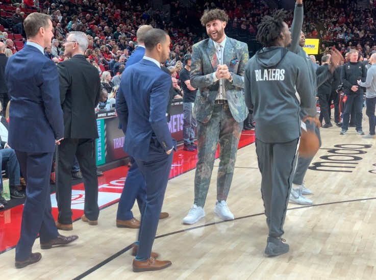 [流言板]伤病退散!努尔基奇身穿靓丽西装助阵开拓者主场比赛