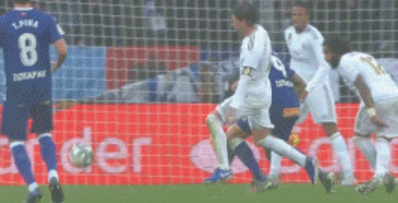 GIF：拉莫斯禁区内肘击犯规送点，卢卡斯一蹴而就