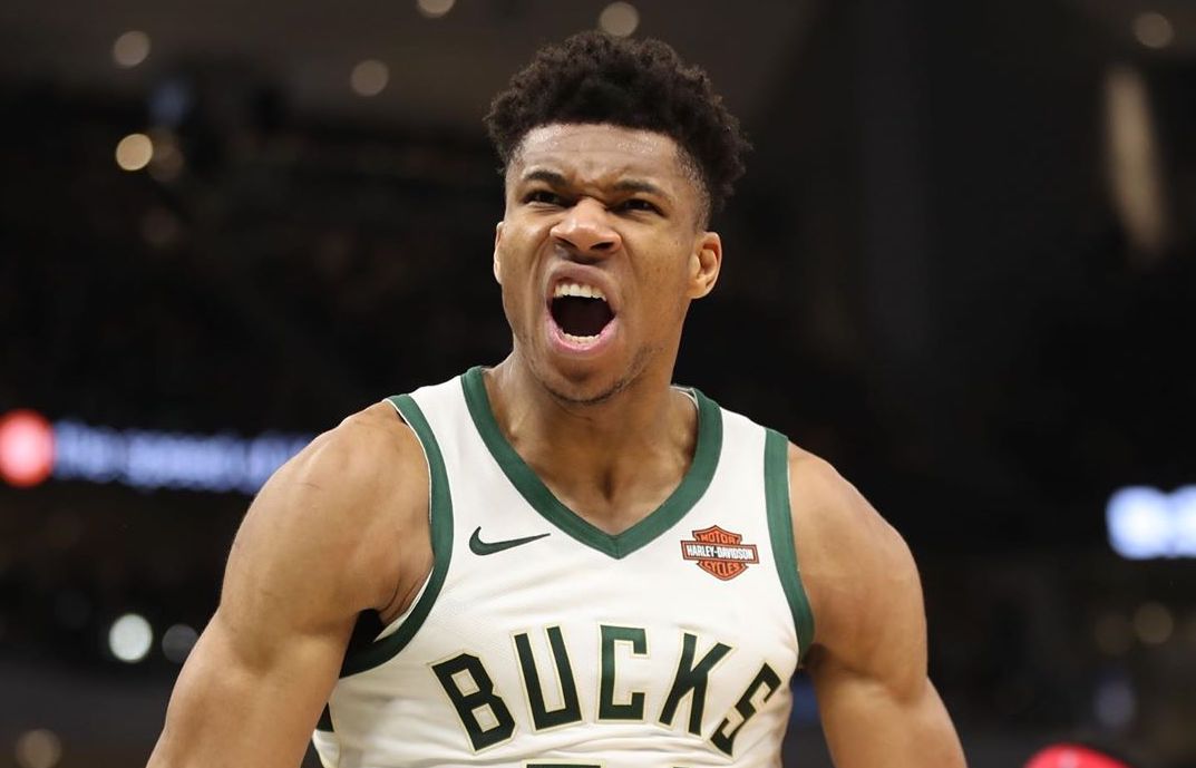 字母哥成为首位25岁前拿到9000分4000板2000助的球员