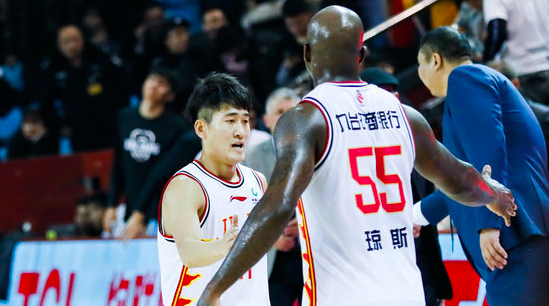 王晗:防守和球的流转做得好,表扬琼斯关键时刻的带领