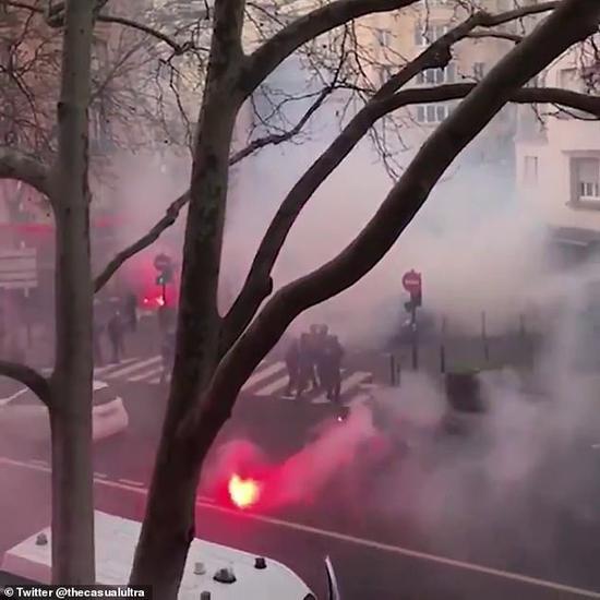 巴黎发生球迷骚乱：一名巴黎球迷因焚烧土耳其国旗被扒光
