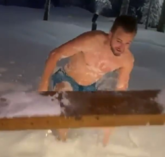 凯恩度假晒出“雪泳”视频并配文：最新的恢复科技