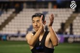 GIF：好身材！武磊与对手握手，露出结实肌肉