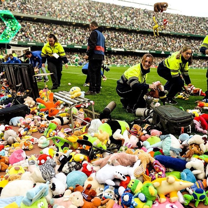 马竞贝蒂斯一战，球迷往场内扔玩具送给需要帮助的儿童