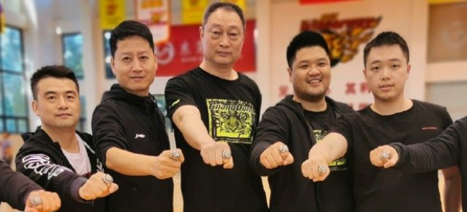 正能量!广东男篮为球队保障团队颁发CBA总冠军戒指