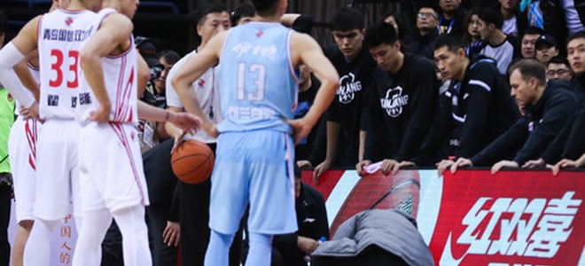 周琦被紧急送往青岛当地医院做检查,本场比赛不会回归