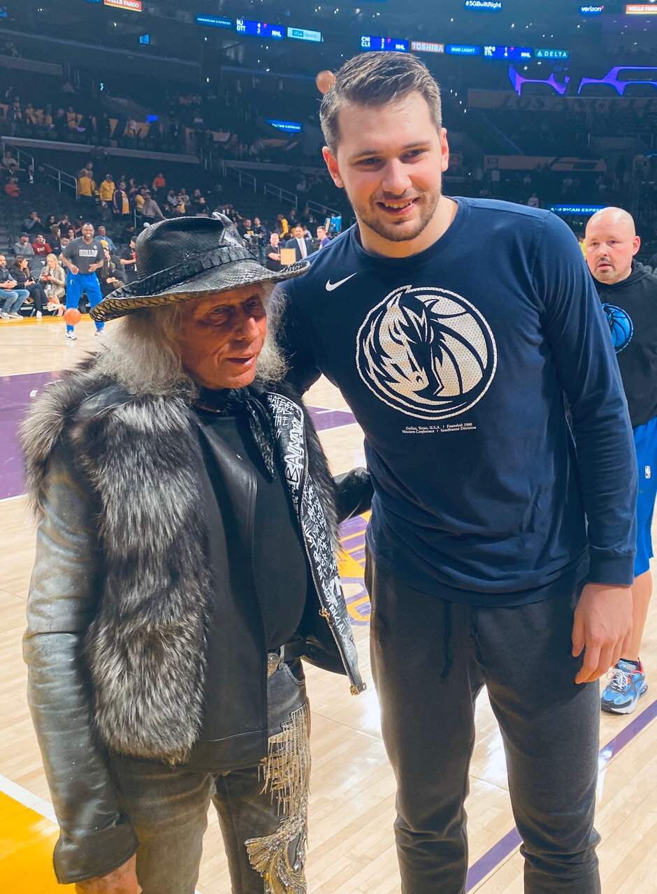 东契奇赛前与NBA超级粉丝Jimmy Goldstein合影