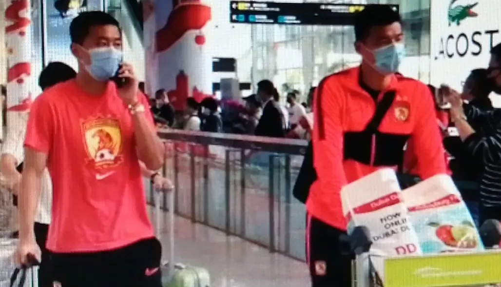 记者：两武汉籍恒大球员梅方、曾诚将留在广州过年