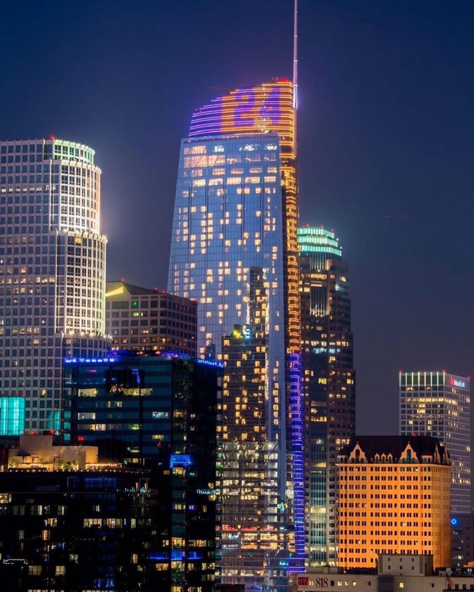 洛杉磯多棟建築點亮紫金燈光，人們來到海灘紀念科比 運動 第1張