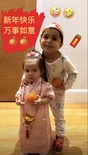 萌！若日尼奥一双儿女穿中国风服装，祝大家万事如意