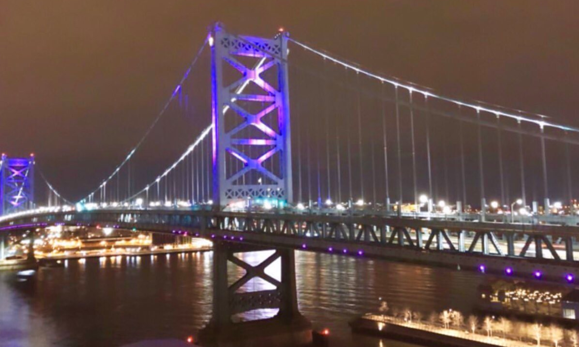 科比家鄉費城多處球館、大橋和高樓點亮紫金燈光紀念科比 運動 第1張