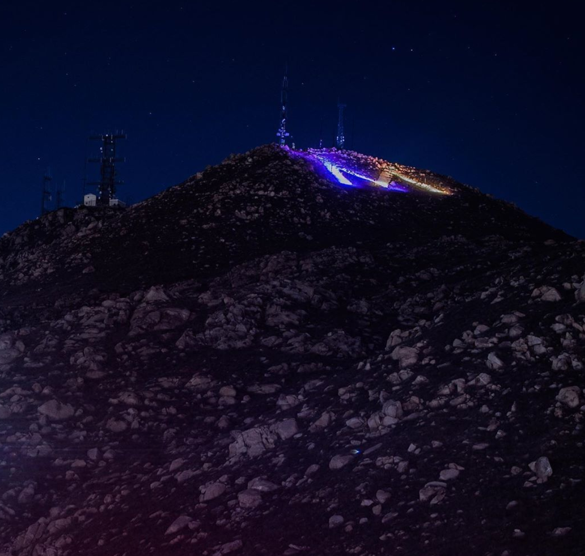 加利福尼亚州莫雷诺谷地区山顶点亮紫金灯光悼念科比