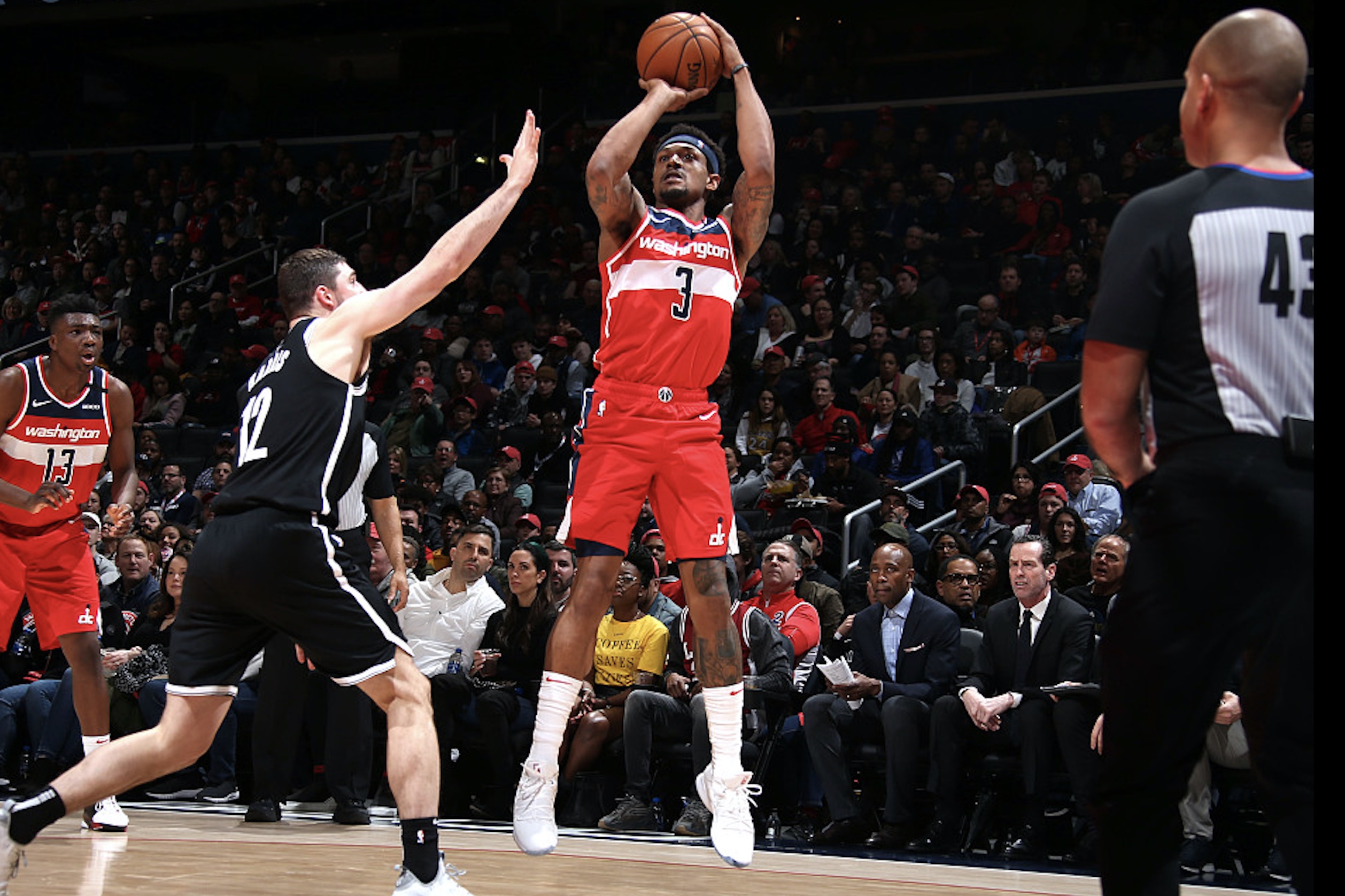 比尔23投11中,砍下全场最高的34分6篮板