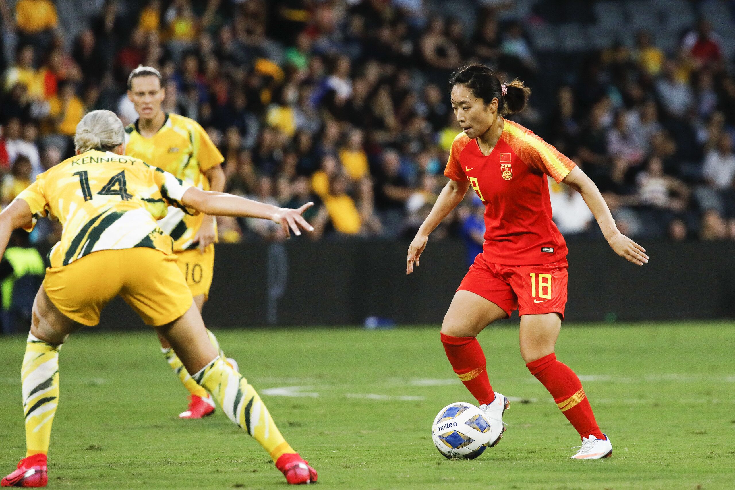 奥预赛半场：王珊珊准单刀被吹，女足0-0澳大利亚