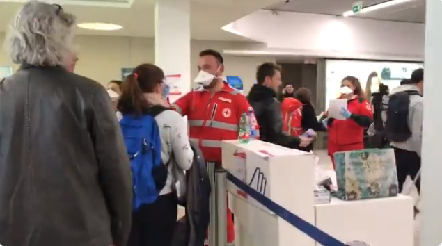 那不勒斯机场已开始体温检查，但现场多数人未佩戴口罩