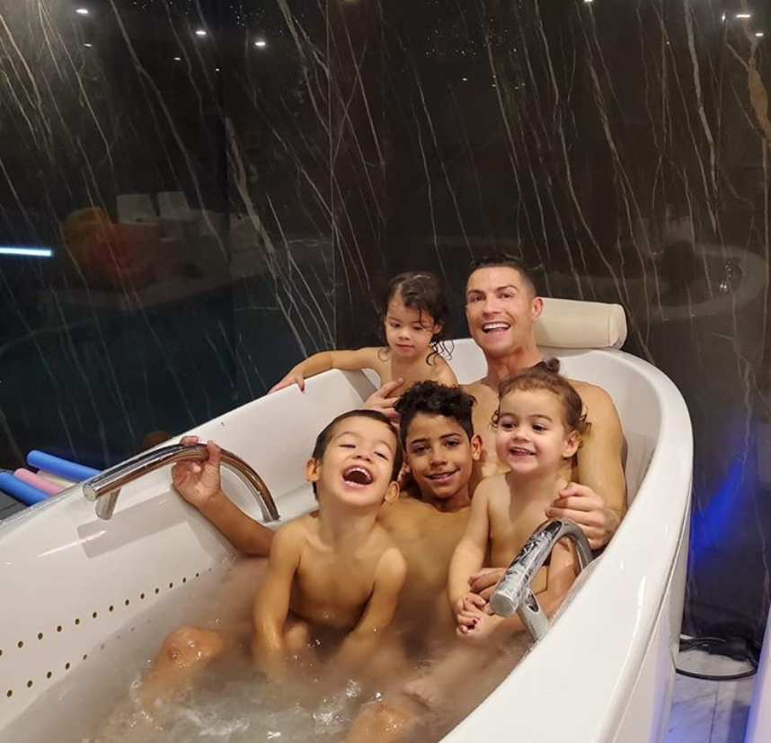爸爸带你们来泡澡！C罗带四个孩子在浴缸里享受亲子时光