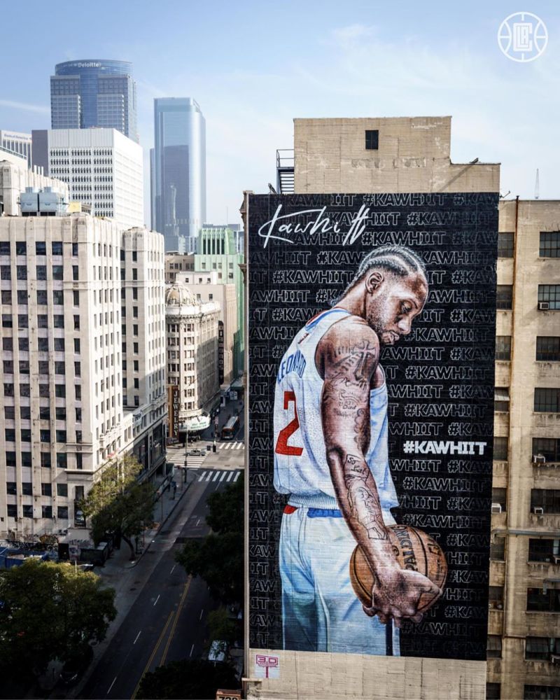 洛杉矶街头建筑张贴巨幅伦纳德画像 快船官方晒照 溜溜体育资讯