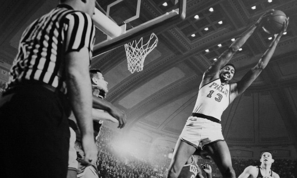 历史上的今天：张伯伦抢下41个篮板创造NBA纪录