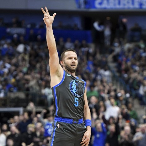 巴里亚：在替补席上得知停赛，第四节上场想着要好好珍惜