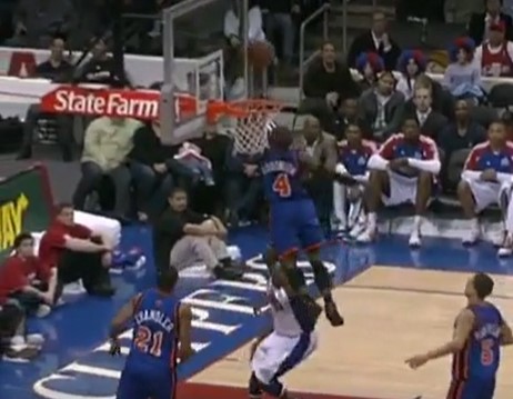 跳得真高！网友回顾内特-罗宾逊尝试追身封盖里基-戴维斯