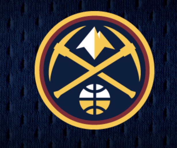 掘金球探帕特-康奈利正与公牛管理层进行认真的商讨