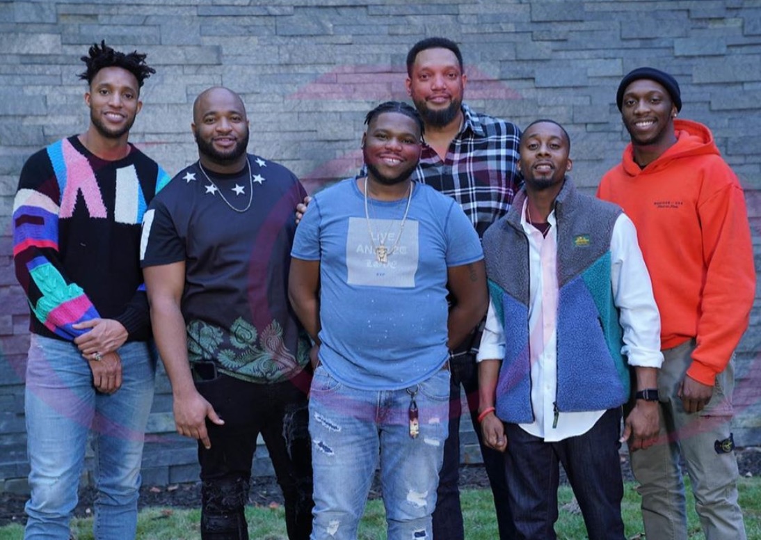 兄弟情深！埃文-特纳发推晒出与兄弟合影：朝夕相处