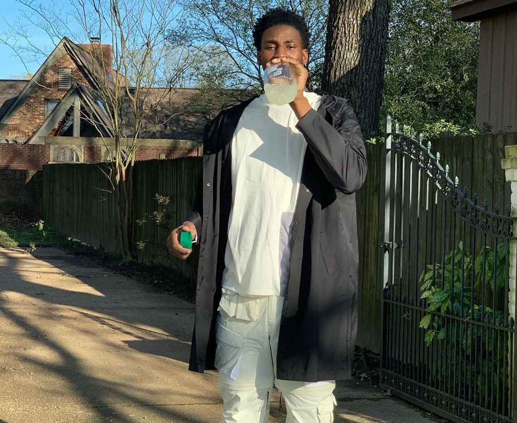 小贾伦：父母家院子不小但没有球场，只能在家跑步运球