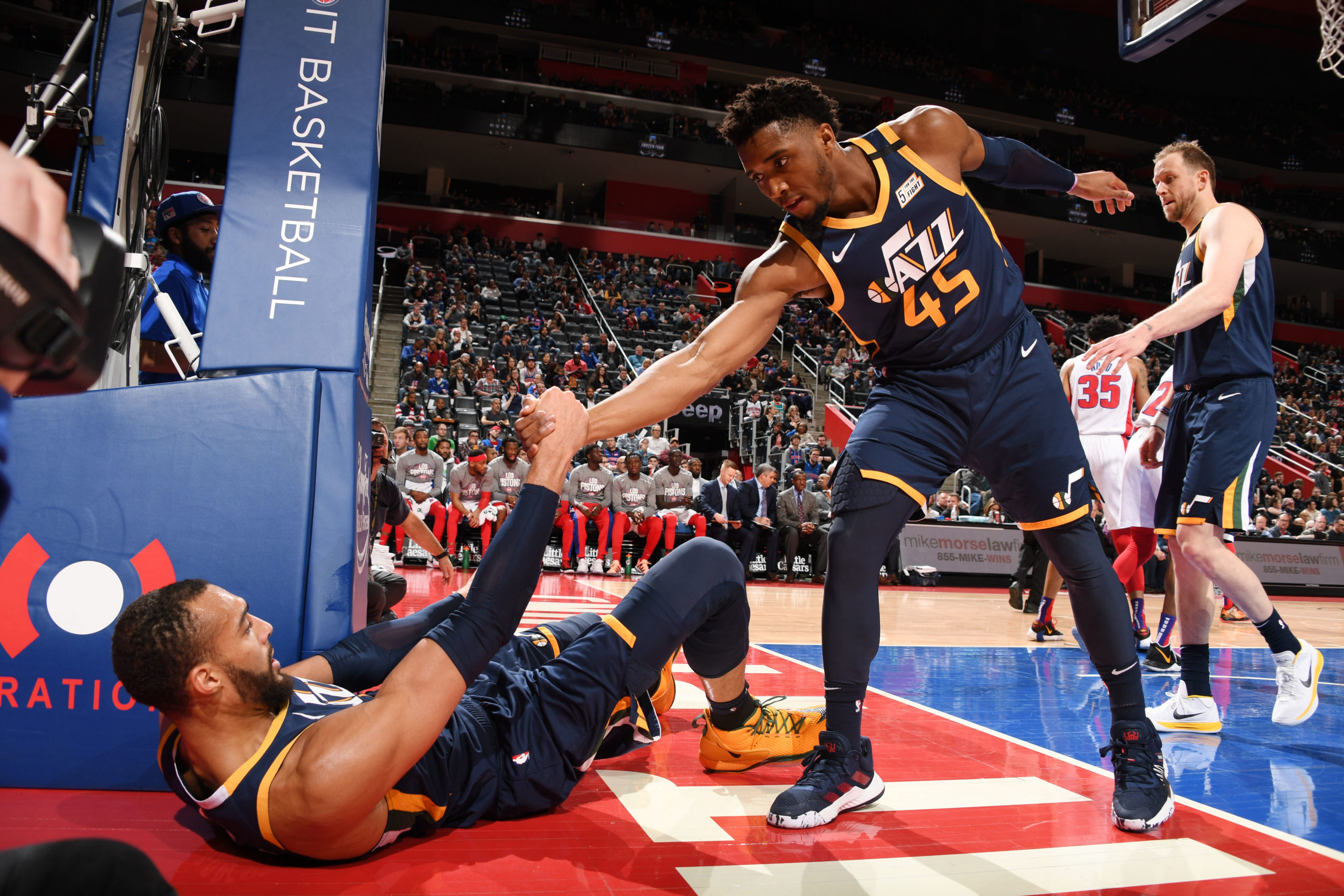 戈贝尔米切尔昨日通电话，双方修复关系第一步进展顺利