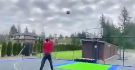 HORSE比赛首轮，拉文战胜皮尔斯晋级下一轮