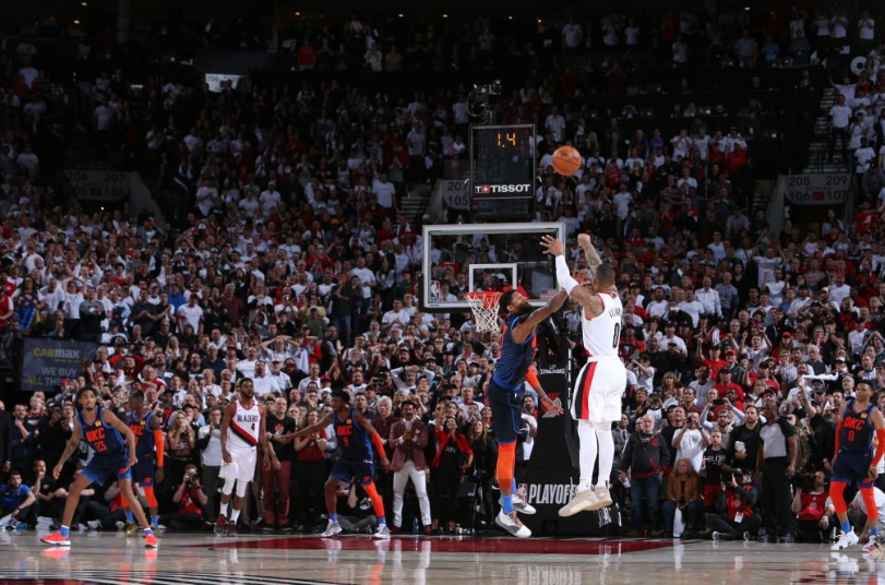 开拓者官推晒出去年利拉德超远三分绝杀雷霆视频：艺术