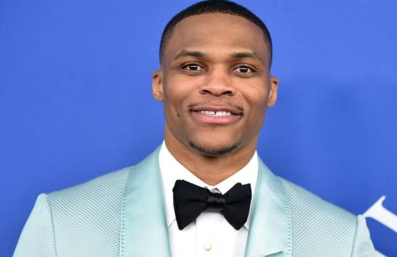 威少和他的基金会为休斯顿的学生捐出650台笔记本电脑